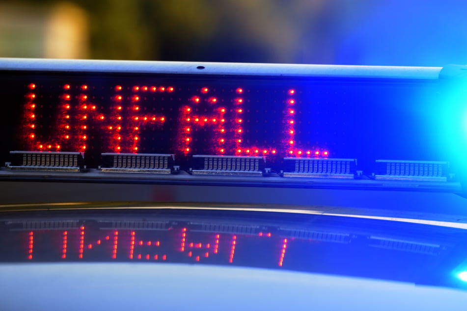 Unfall A4: Kran muss umgekippten Lkw aufrichten: A4 Richtung Köln gesperrt