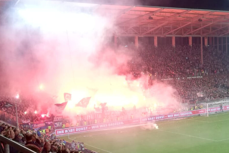 Parallel zu den St. Pauli-Fans zünden auch HSV-Anhänger Pyrotechnik.