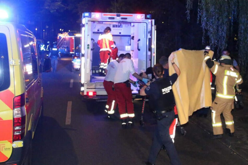 Der mutmaßliche Dieb wird mit einem Rettungswagen ins Krankenhaus gebracht.