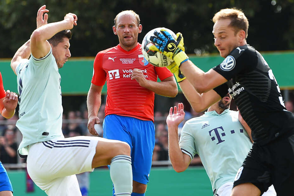 Vor einem Jahr überraschte der SV Drochtersen/Assel gegen den großen FC Bayern München um Robert Lewandowski (l.) und verlor nur knapp mit 0:1.