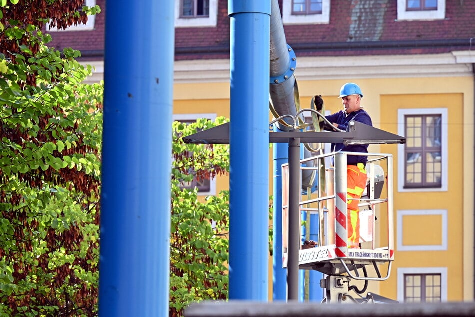 Endlich läuft der Abbau: Fachkräfte der Firma Brunnenbau Wilschdorf montieren die blauen Rohre ab.