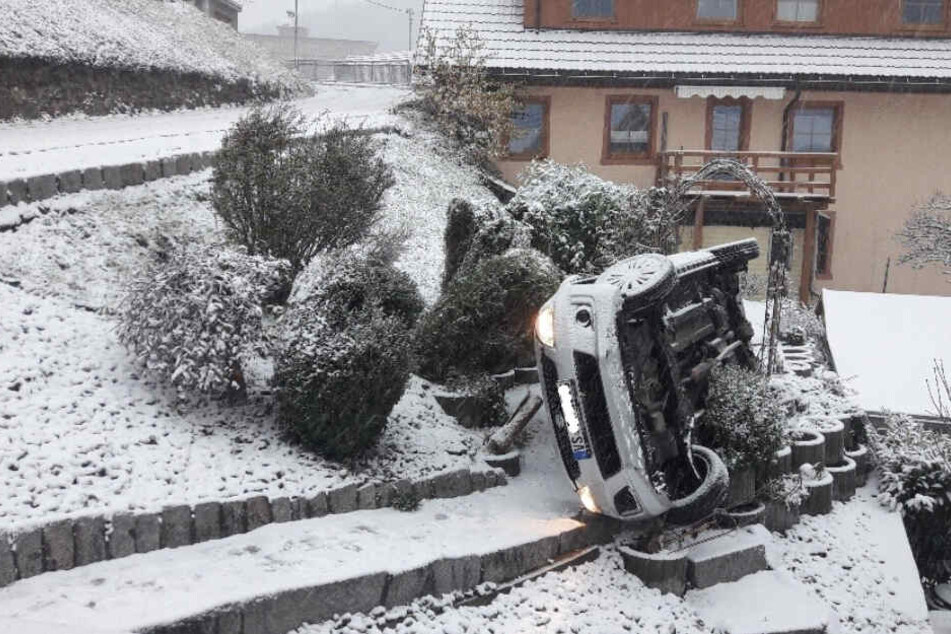 Das Auto überschlug sich an dem Hang.