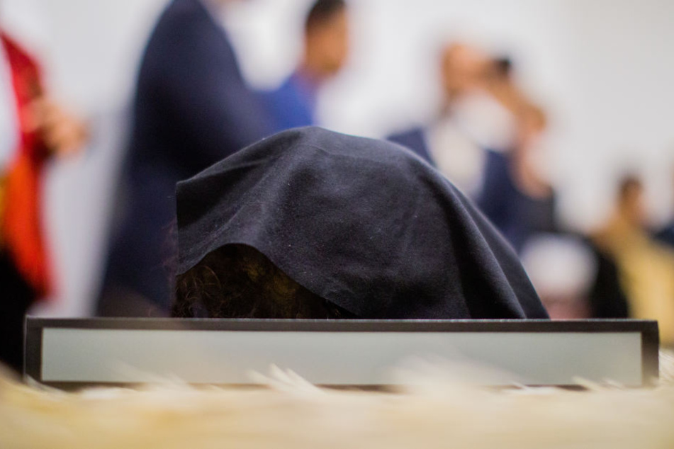 Ein abgedeckter tätowierter, mumifizierter Schädel eines Maori aus Neuseeland, liegt bei einer Übergabezeremonie im Rautenstrauch-Joest-Museum.