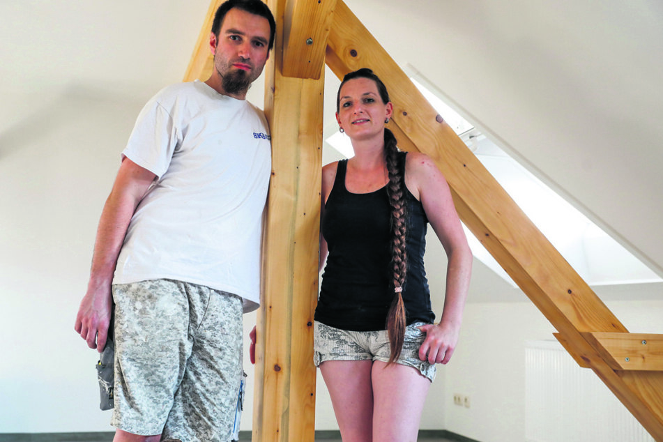 Roland (36) und Karla Klemm (36) brauchen den Kipper für die Sanierung ihres Grundstücks.