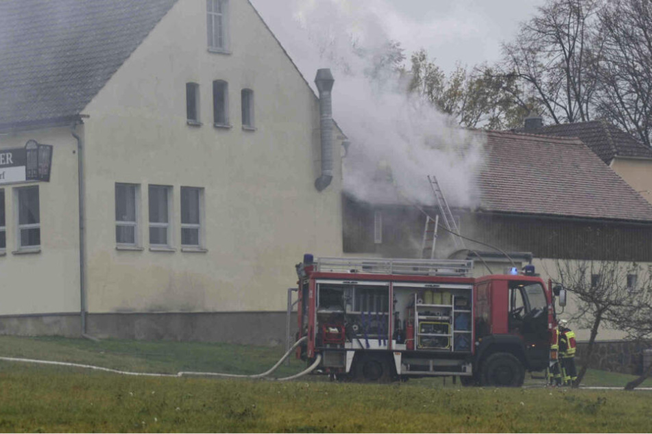 Mehrere Einsatzwagen der Feuerwehr löschen den Brand in Ruppersdorf.