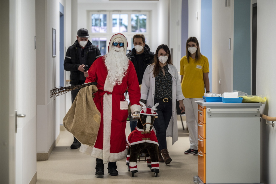 Der Weihnachtsmann brachte die Spenden der Dachdecker Jens Hofmann (38, l.) und Mario Anders (34, M.) ins Klinikum.