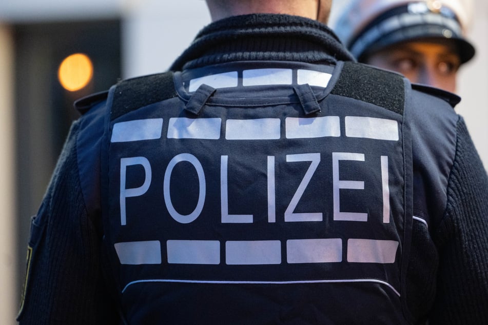 Bühnenauftritt vor Konzertbeginn! Die Polizei erhoffte sich mit dieser Aktion neue Hinweise - mit Erfolg. (Symbolbild)