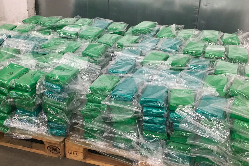 187 Kilogramm beschlagnahmtes Kokain liegt auf Paletten.
