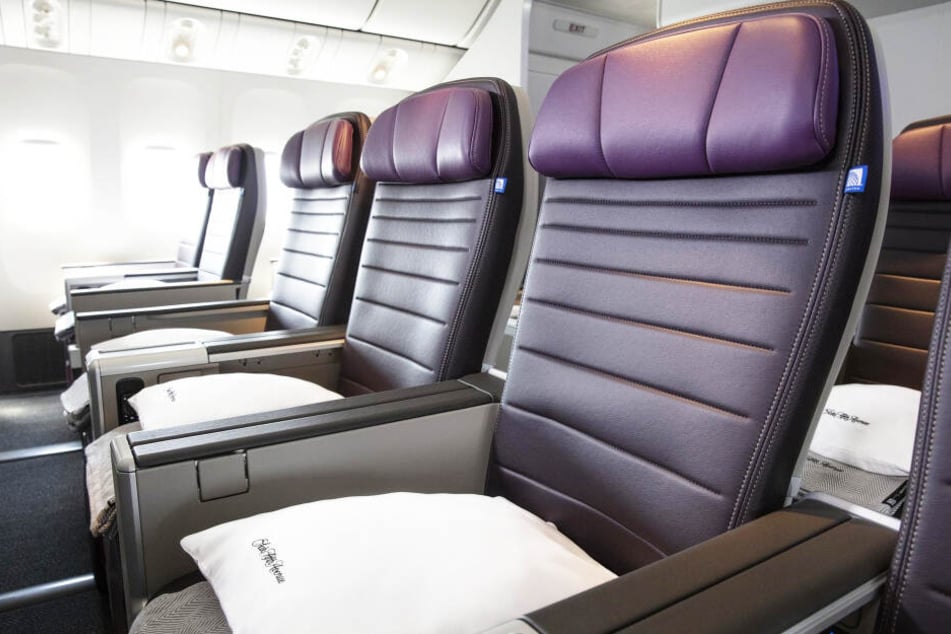 Nicht ganz so eng, wie die Economy Class, aber auch nicht so komfortabel, wie die Business Class: Die Premium Economy bei United.