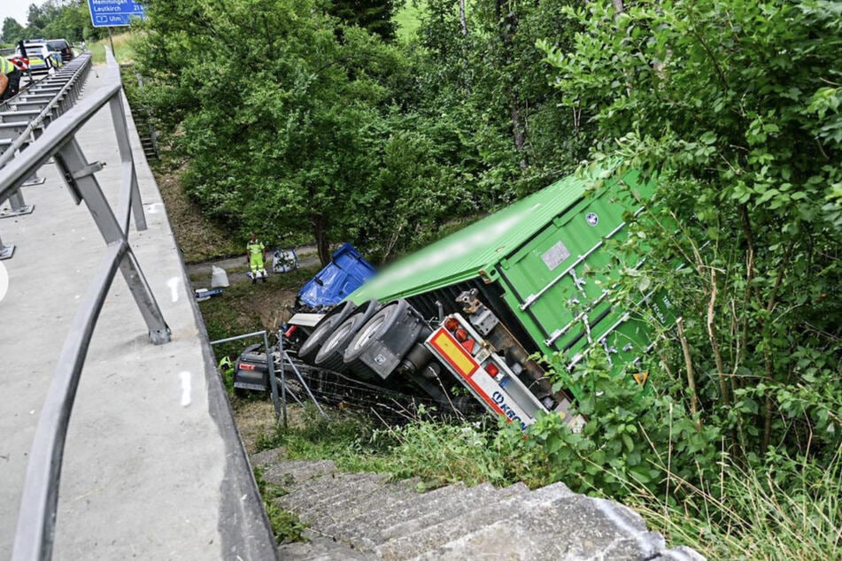 Der Lkw landete in einer Böschung.