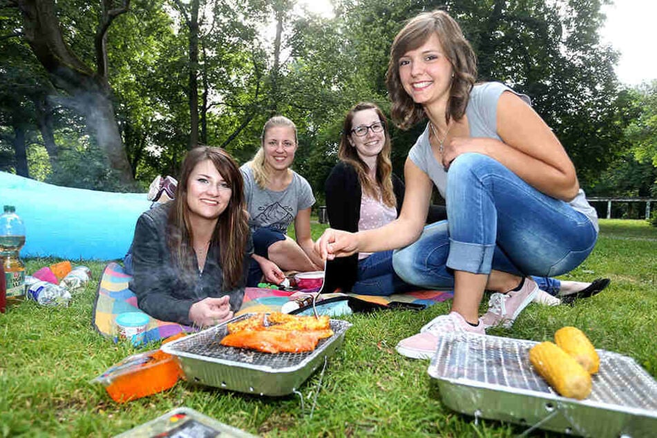 Das erste Mal grillten die Freundinnen Anika Bartl (22), Julia Plath, Luisa Wagner und Christina Hoyer (alle 23) auf der Schloßteichinsel.