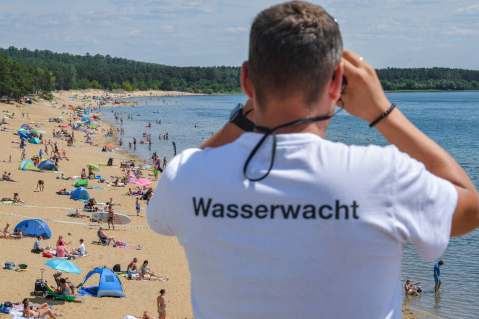 Unter anderem die Wasserwacht war im Einsatz, um die Frau zu finden. (Symbolbild)