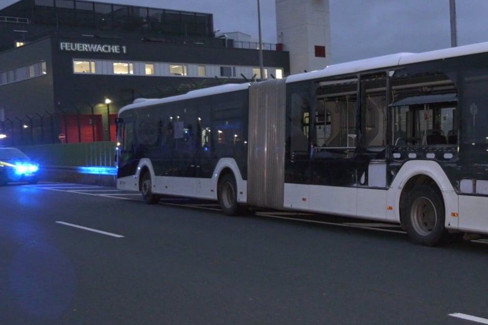 Frontalcrash zwischen Bus und Lkw am Frankfurter Flughafen: Sieben Personen verletzt