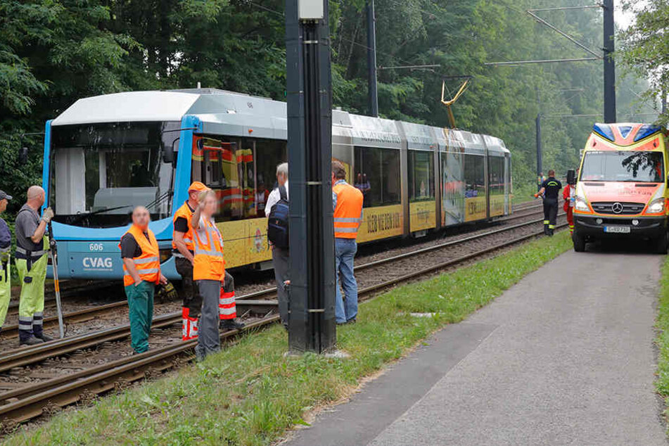 In Chemnitz ist ein Mann von einer Straßenbahn erfasst worden.