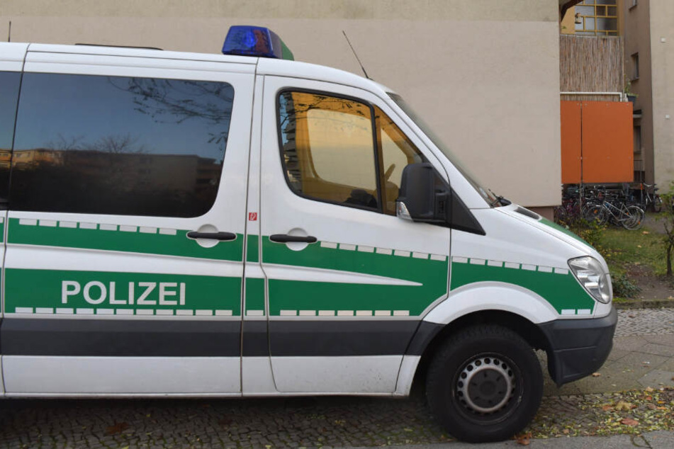 Ein Einsatzfahrzeug der Polizei steht in Berlin. (Symbolbild)