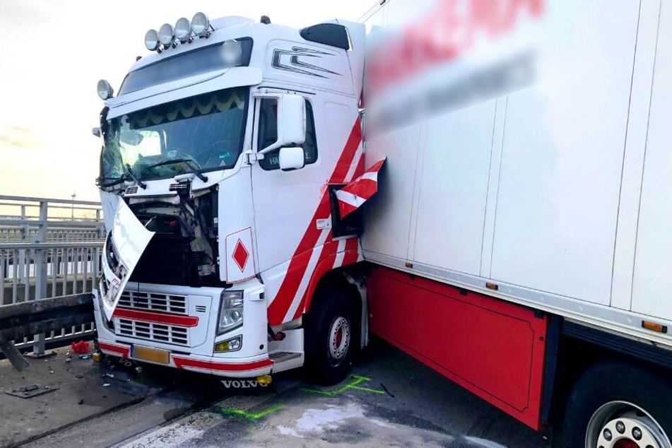 Auf der A2 bei Burg hat es am Dienstagnachmittag heftig gekracht.