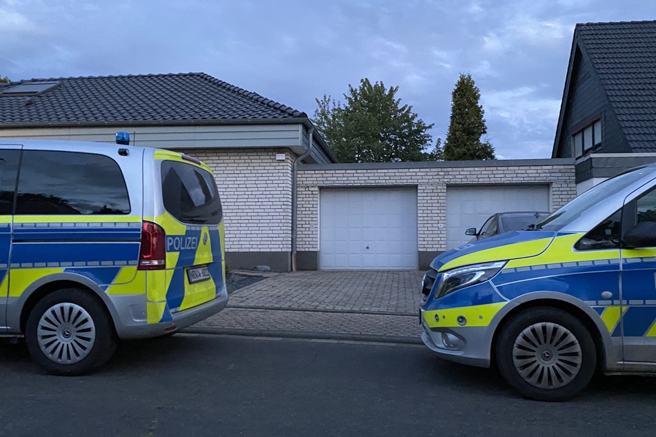 Eine junge Frau und ihr Ex-Freund waren am Montag tot in einer Wohnung in diesem Haus in Erftstadt bei Köln gefunden worden.