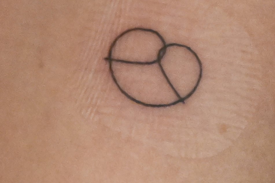 Eine Wahlhelferin ließ sich ein Brezel-Tattoo stechen, um sich an den Wahlkampf zu erinnern.