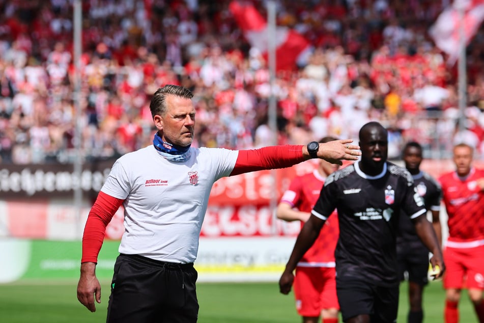 FSV-Coach Rico Schmitt (57, l.) wechselte gegen Erfurt den Sieg ein.