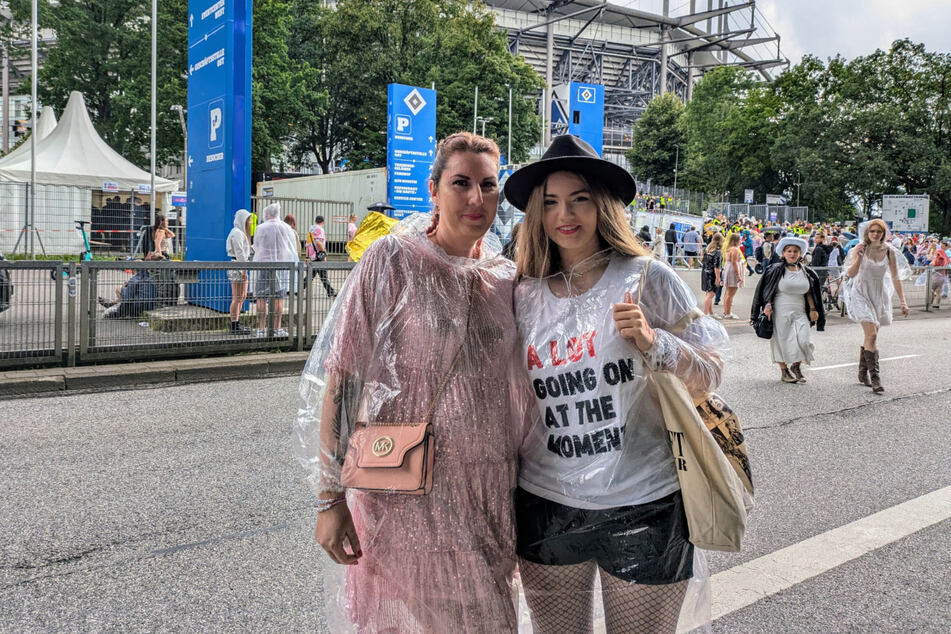 Christin (40) und Lena (14) haben sich gut auf den Regen vorbereitet.