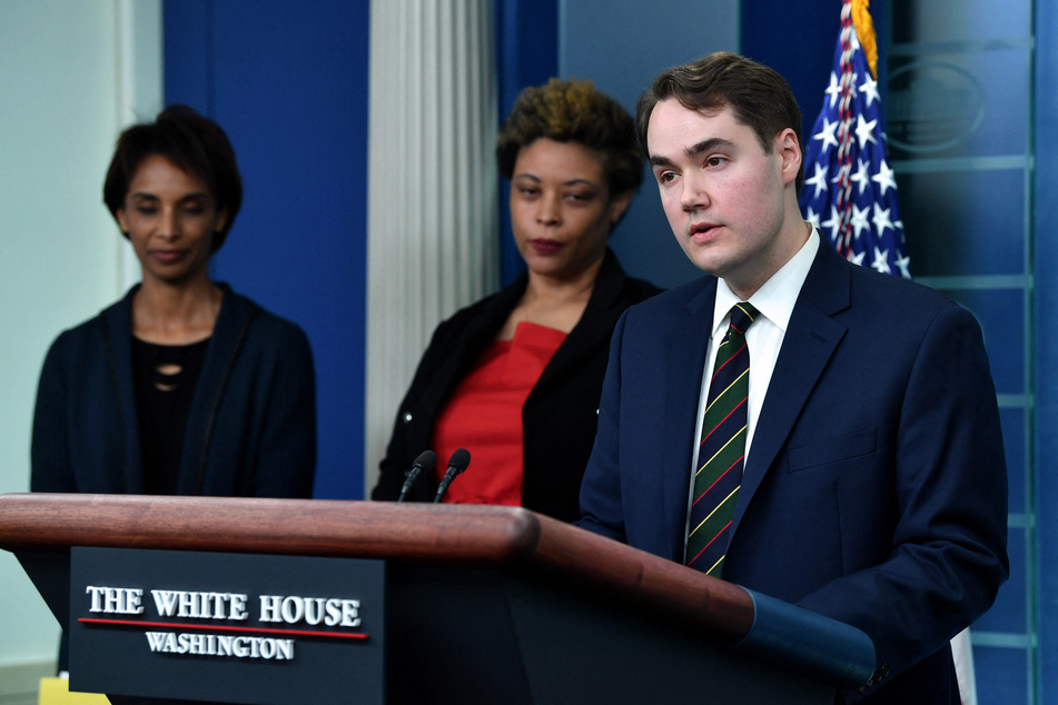 Andrew Bates (33, r.), Sprecher des Weißen Hauses, der verurteilte Musks Äußerung im Namen der US-Regierung.