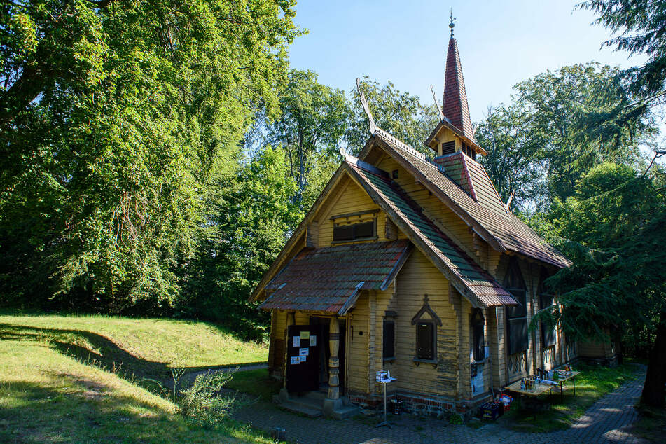 Durch die Versetzung soll die mehr als 100 Jahre alte Holzkirche vor Vandalen geschützt werden, die das landesweit einmalige Gebäude in den vergangenen Jahren immer wieder mutwillig beschädigt haben.