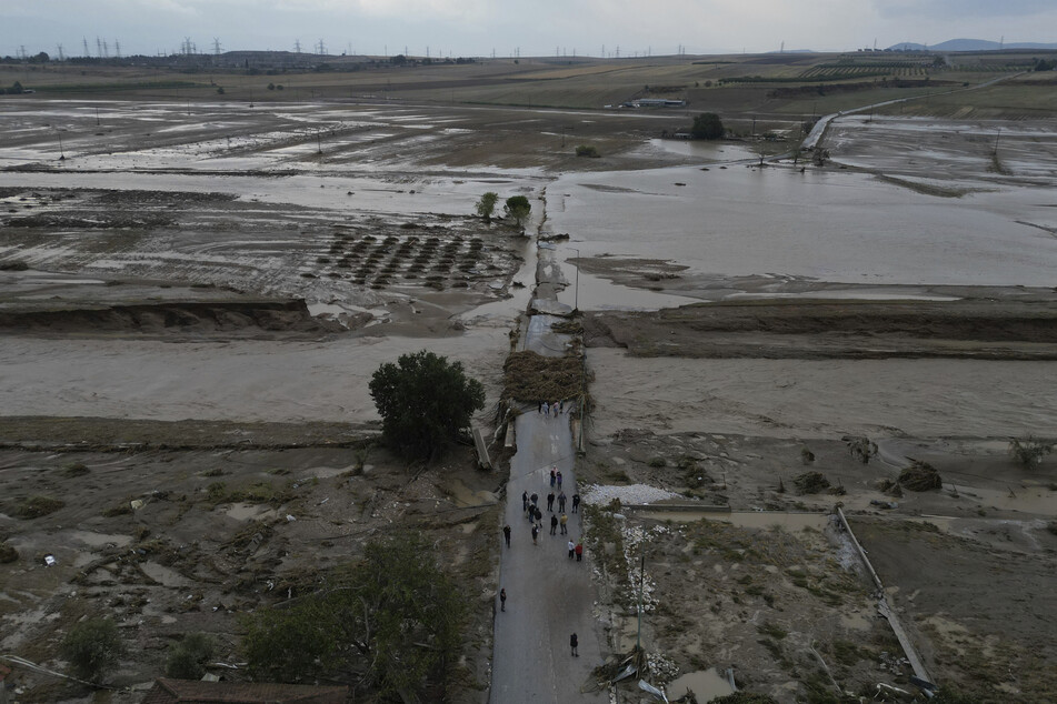Schwere Regenfälle, die Teile Griechenlands, der Türkei und Bulgariens heimsuchten, haben mehrere Todesopfer gefordert, während Rettungskräfte weiterhin nach Vermissten suchen.