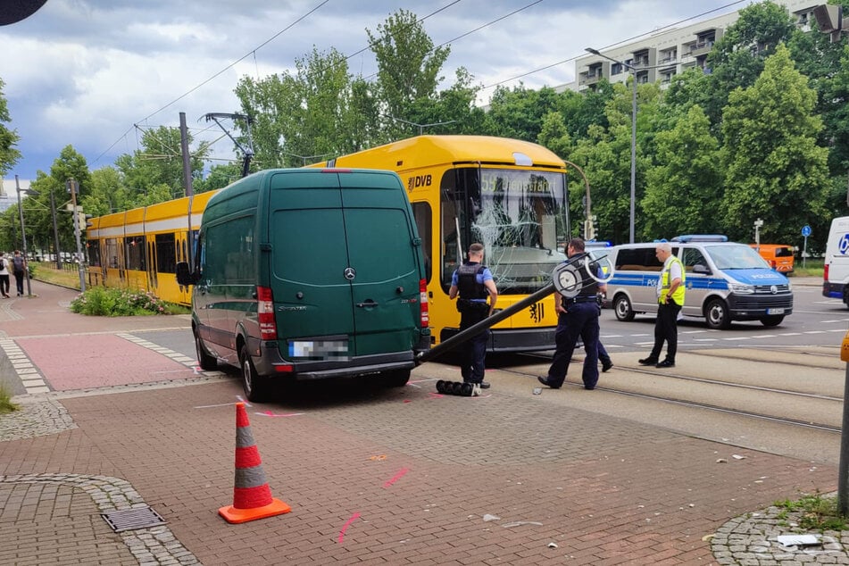 Ein Transporter und eine DVB-Bahn sind miteinander kollidiert.