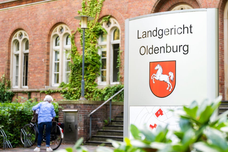 Seit Donnerstag läuft vor dem Landgericht Oldenburg der Prozess gegen einen 30-Jährigen, der seine Frau und seinen Sohn mit einer Machete getötet haben soll. (Symbolfoto)