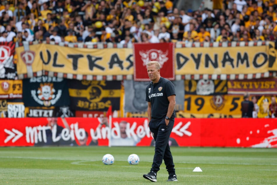 Dynamo-Trainer Markus Anfang (48) vor der gewaltigen Fankulisse der Dynamos. Die Fans will er mit Leistung wieder zurück ins Boot holen.