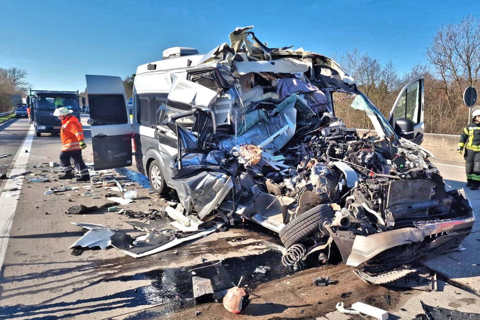 Unfall A7: Camper kracht ungebremst in Stauende: Trümmerfeld auf der A7