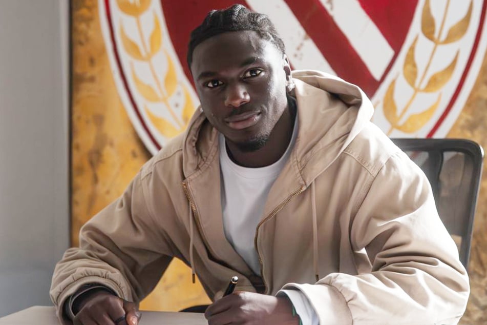 Fousseny Doumbia (21) bei seiner Vertragsunterschrift bei Energie Cottbus. Der Innenverteidiger wird für ein Jahr ausgeliehen.
