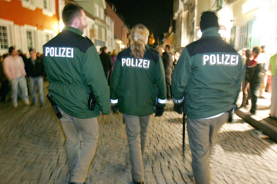 Mann klettert Parkhaus-Fassade hinauf und verletzt drei Polizisten