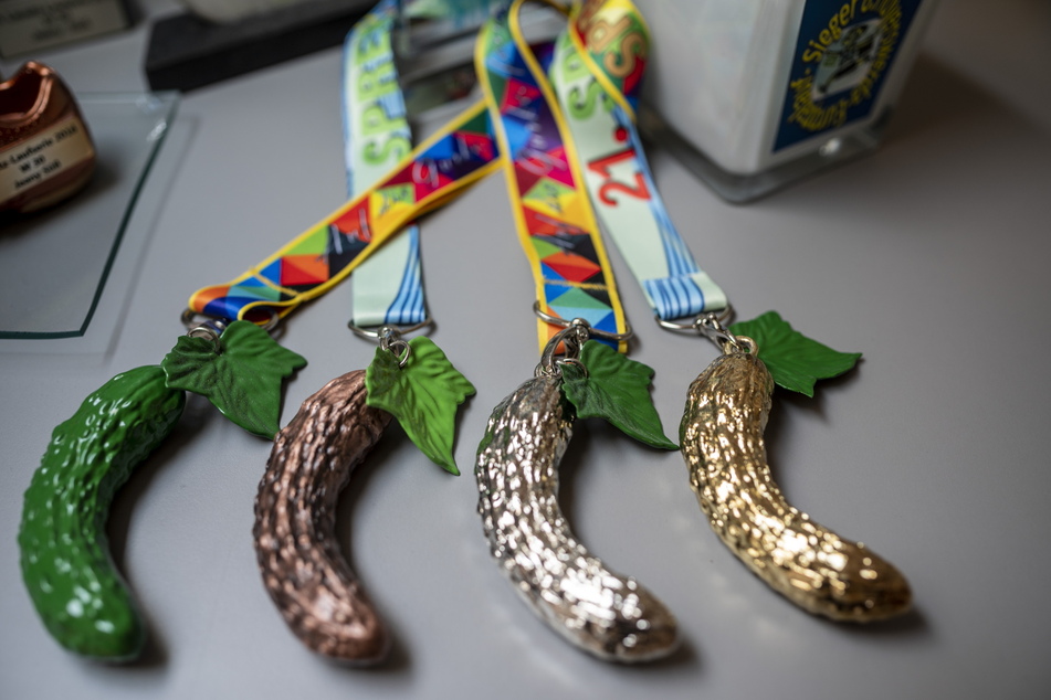 Mit den Gurken-Medaillen beim Spreewald-Lauf fing es an: grün für 5 Kilometer, Bronze 10 Kilometer, Silber 21 Kilometer und Gold für 42,15 Kilometer.