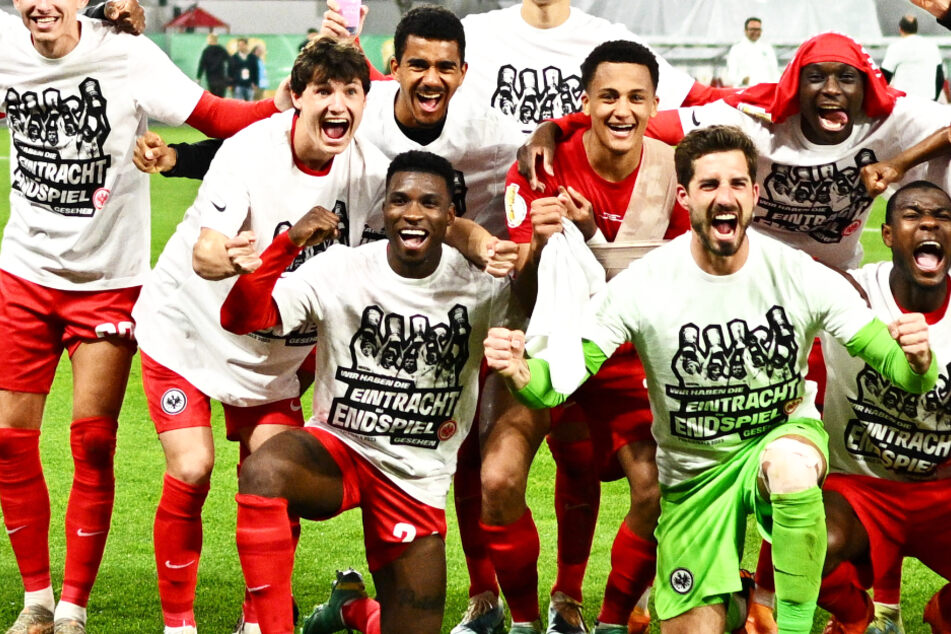 Die Spieler von Eintracht Frankfurt feierten am Mittwochabend ihren Sieg gegen den VfB Stuttgart und den Einzug ins Pokal-Finale.
