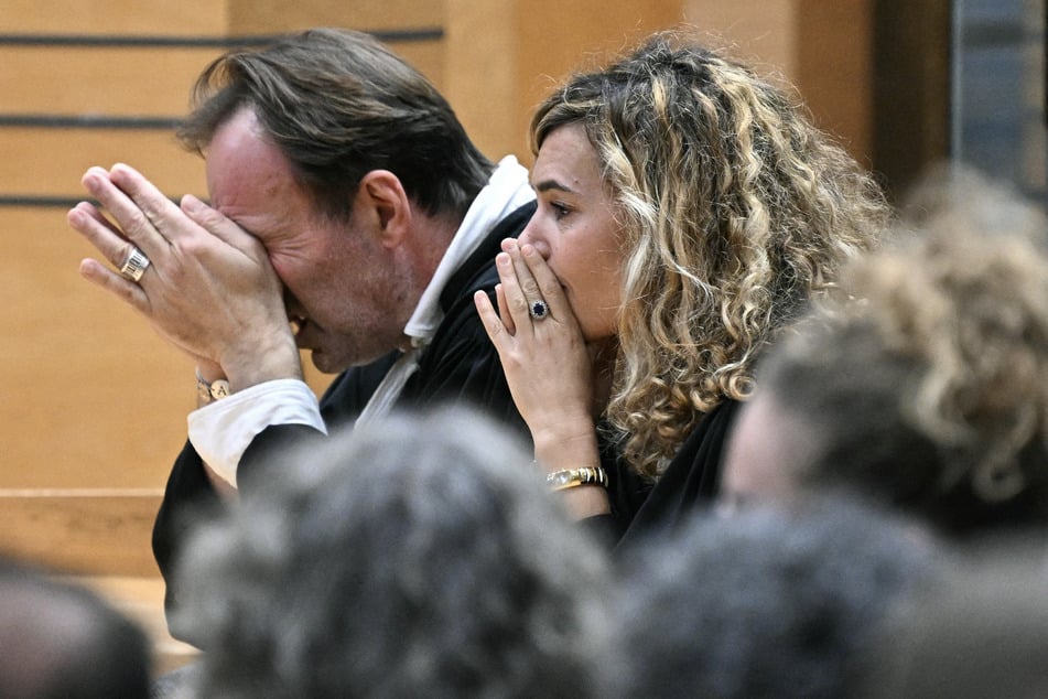 Die Verteidiger des Angeklagten Alexandre Martin (l.) und Emmanuelle Franck (r.) zeigten sich bei der Urteilsverkündung schockiert.