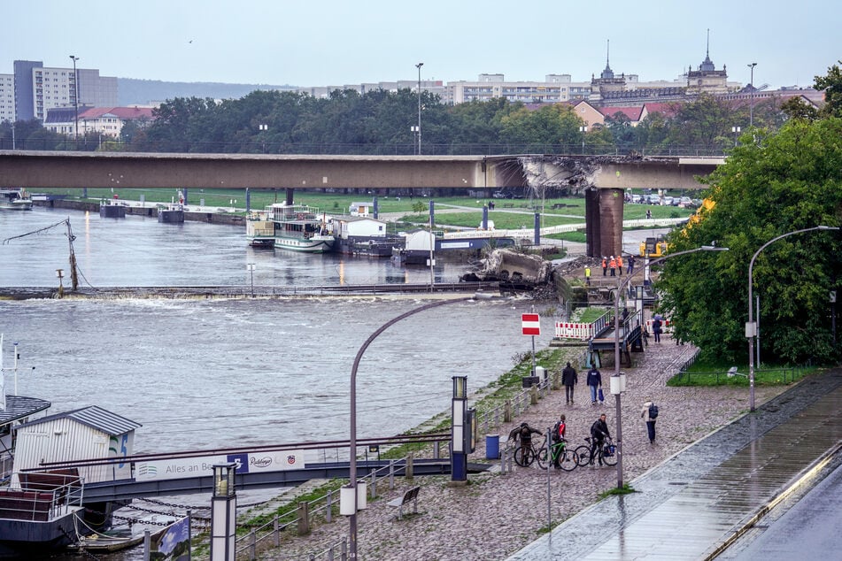 Ein Großteil von Brückenzug C liegt jetzt im Wasser.