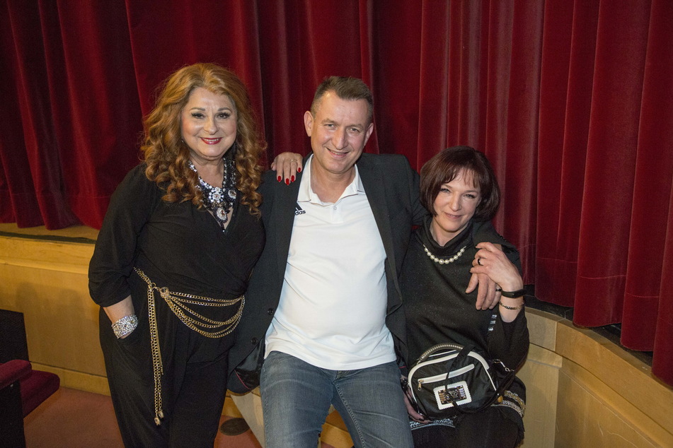 Frederic (l.) hofft, dass sie zur Hochzeit ihrer Nachbarn eingeladen wird.