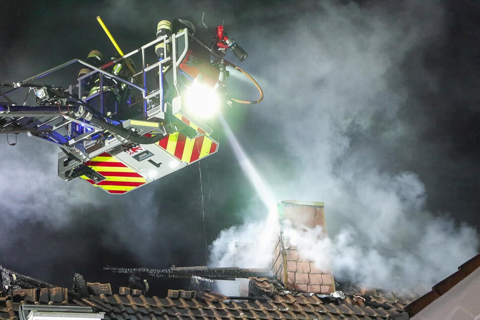 Mit einer Drehleiter bekämpften die Feuerwehrleute den Dachstuhlbrand von oben.