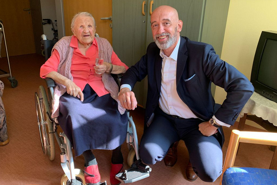 Das Bild zeigt Anna Cernohorsky (links) an ihrem 112. Geburtstag mit OB Alexander Ahrens (56) im vergangenen Jahr.