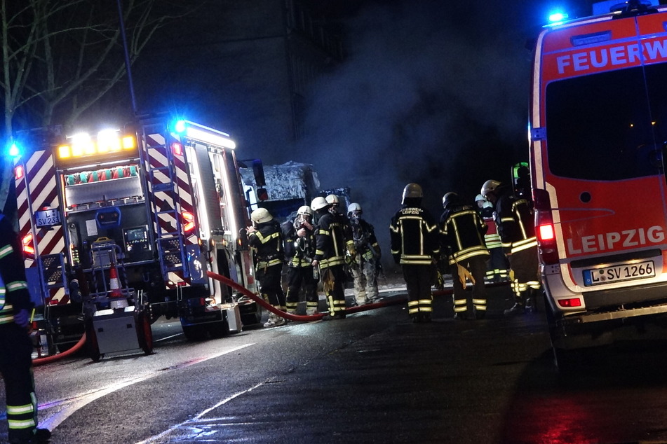 Leipzigs Feuerwehr war in der Nacht zu Donnerstag auf der Stralsunder Straße im Ortsteil Mockau-Nord gefordert.