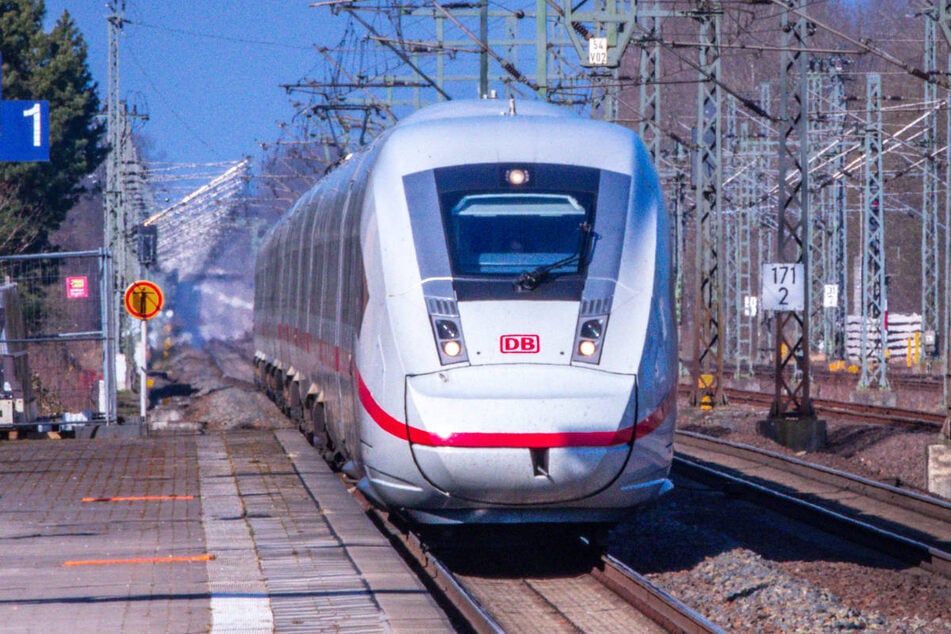 Wer im Juli mit der Bahn von Berlin nach Rostock fahren möchte, muss zwischendurch Ersatzverkehr oder einen Umweg in Kauf nehmen. (Symbolfoto)