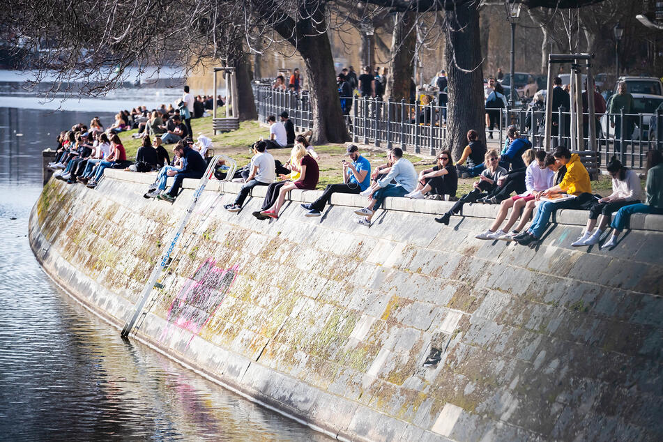 Schwer zu glauben, aber so sah es am 25. Februar in Berlin aus: Sonnenhungrige sitzen bei Temperaturen um die 20 Grad am Ufer des Landwehrkanals in Kreuzberg.