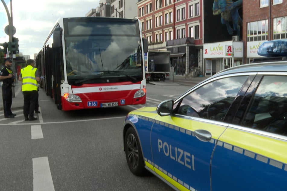 Bei der Vollbremsung eines Linienbusses wurden am Donnerstagmorgen in Hamburg mehrere Personen verletzt.