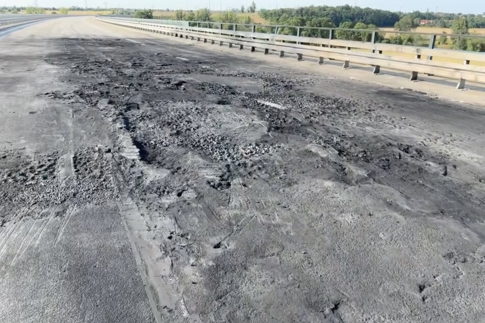 Der Belag der Saalebrücke wurde durch die Explosionen in Mitleidenschaft gezogen.