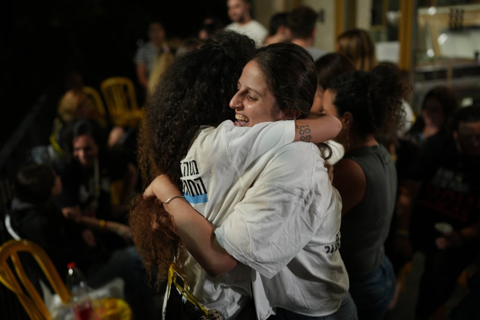 Angehörige und Unterstützer der israelischen Geiseln, die im Gazastreifen festgehalten werden, feiern nach der Bekanntgabe, dass Israel und die Hamas sich auf die erste Phase eines Friedensplans geeinigt haben.