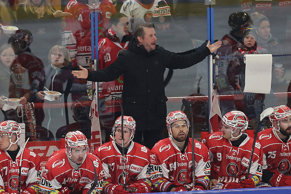 Jussi Tuores (36, h.) kann mit den ersten Spielen seiner Jungs durchaus zufrieden sein. Die Eispiraten sind derzeit Sechster.