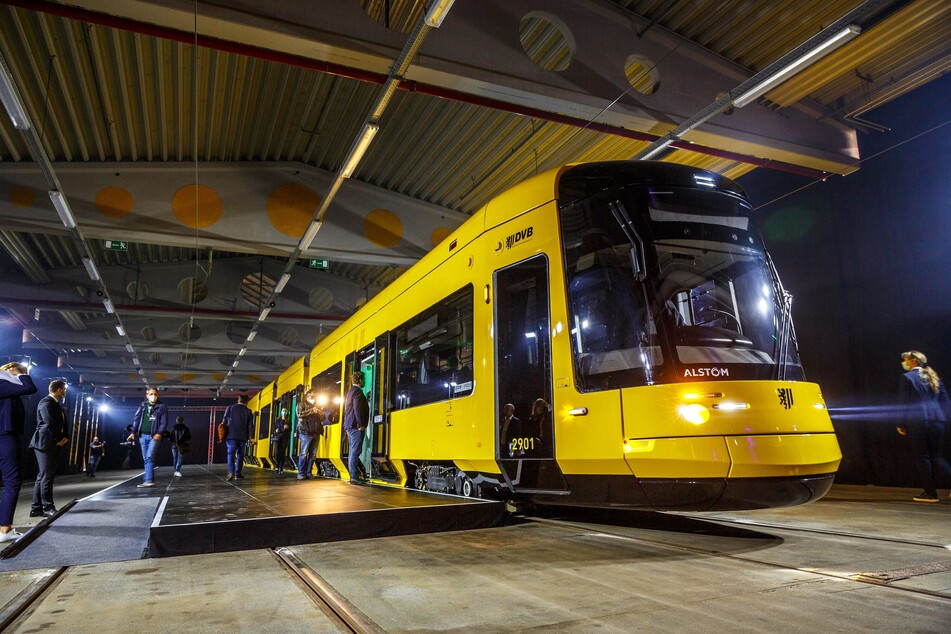 Sofern die Bahn alle Tests und Probefahrten erfolgreich absolviert, kann sie im Frühjahr 2022 auf die Dresdner Straßen.