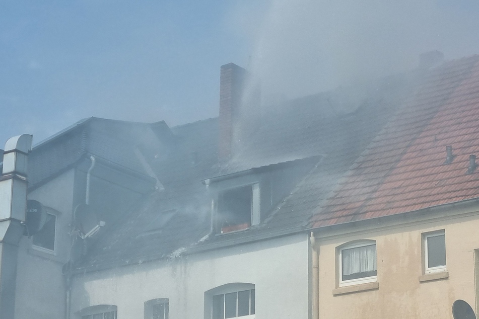 Das betroffene Gebäude im Stadtteil Wiesdorf war nach dem Dachstuhlbrand unbewohnbar.