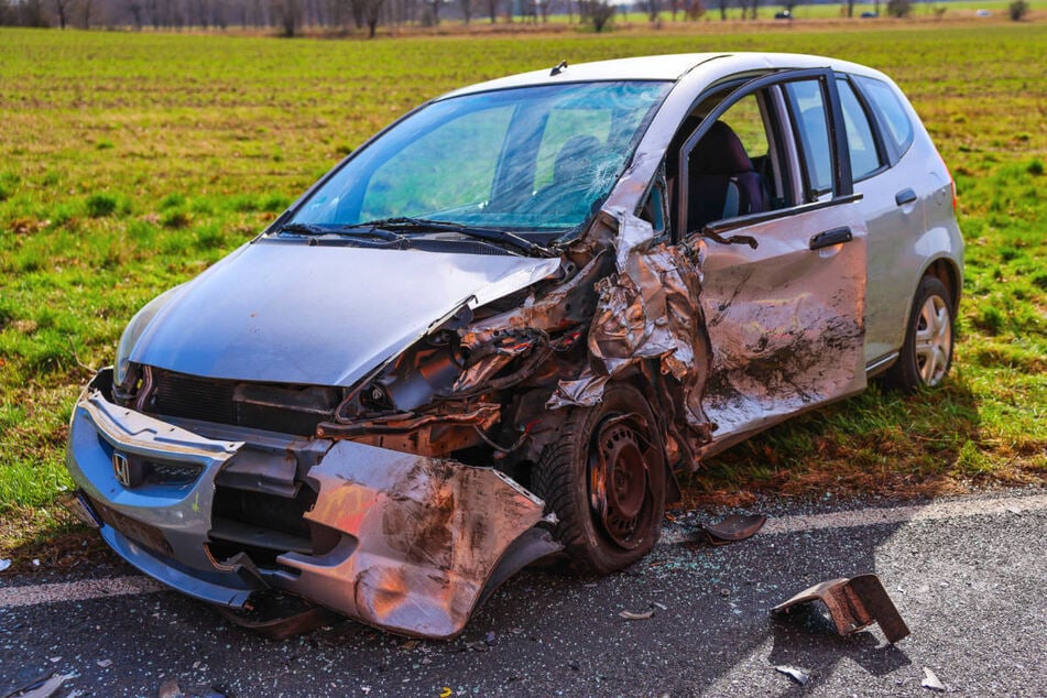 Ein Honda-Fahrer konnte dem Zusammenprall gerade noch mit seinem Wagen ausweichen, der dabei aber auch schwer in Mitleidenschaft gezogen worden ist.